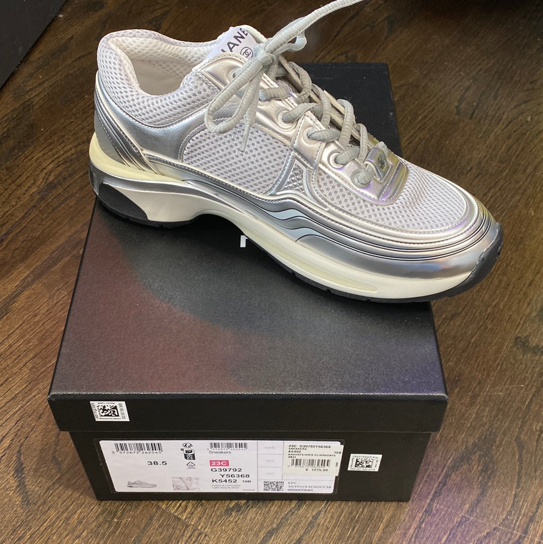 輝きを支える足元☆【CHANEL】Trainers Fabric & Laminated Chanel Trainers Fabric & Laminated Gold