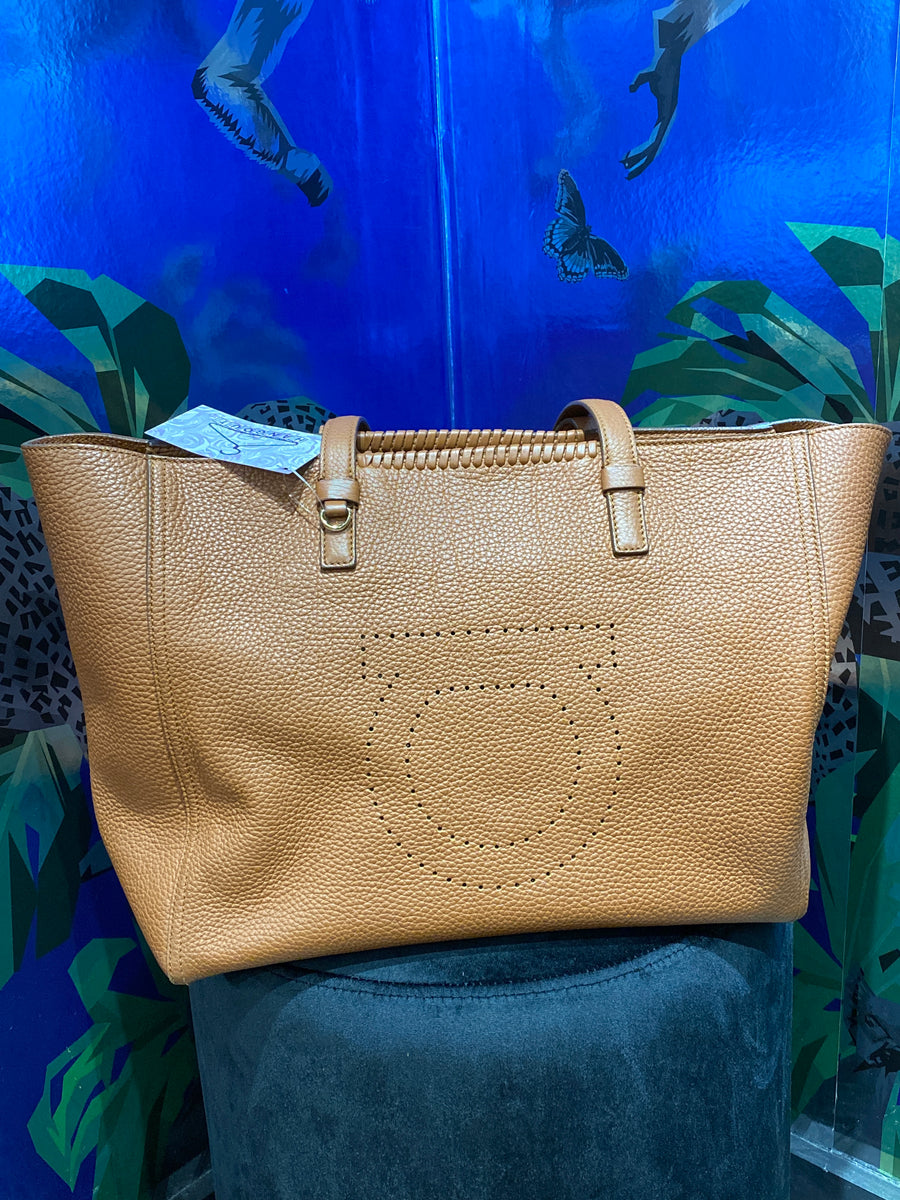 【SALVATORE FERRAGAMO】LOGO TOTE BAG Tote bag with logo (XL) - Women | Ferragamo
