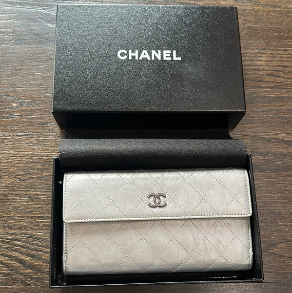 Vintage: Chanel Silver Quilted Leather Fold Wallet with Silver CC and Pink Interrior