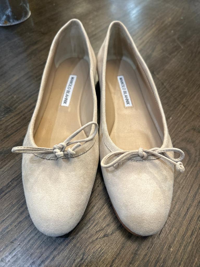 MANOLO BLAHNIK Beige Suede Bow Accent Ballerina Flat