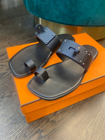 HERMES July Sandal with Oversized Kelly Clasp in Black Leather