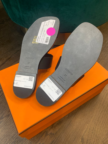 HERMES July Sandal with Oversized Kelly Clasp in Black Leather