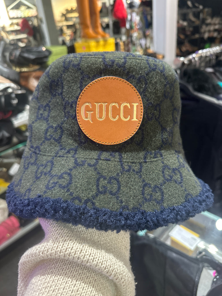 GUCCI Navy and Green Shearling GG Bucket Hat