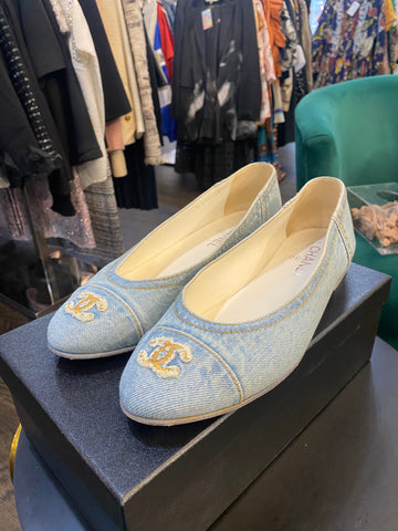 CHANEL Light Wash Denim Flats with Cognac CC