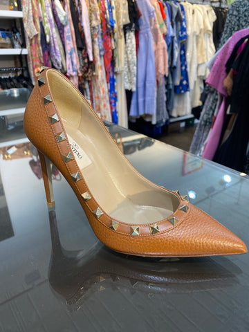 Valentino Cognac Pebbled Leather Rockstud Pump with Gold Hardware