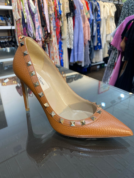 Valentino Cognac Pebbled Leather Rockstud Pump with Gold Hardware