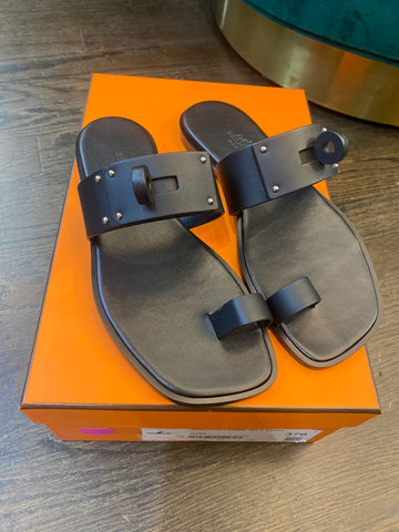 HERMES July Sandal with Oversized Kelly Clasp in Black Leather
