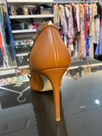 Valentino Cognac Pebbled Leather Rockstud Pump with Gold Hardware