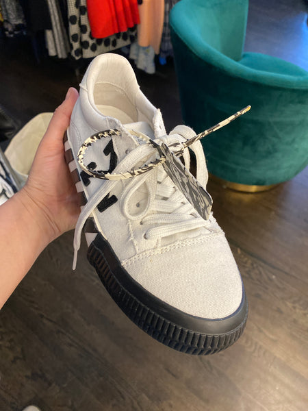Off-White Black and White 