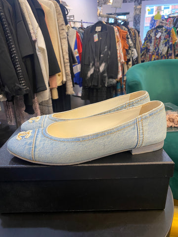 CHANEL Light Wash Denim Flats with Cognac CC