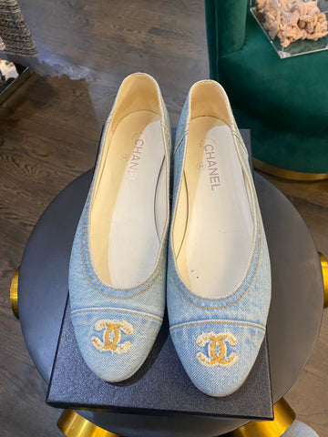 CHANEL Light Wash Denim Flats with Cognac CC