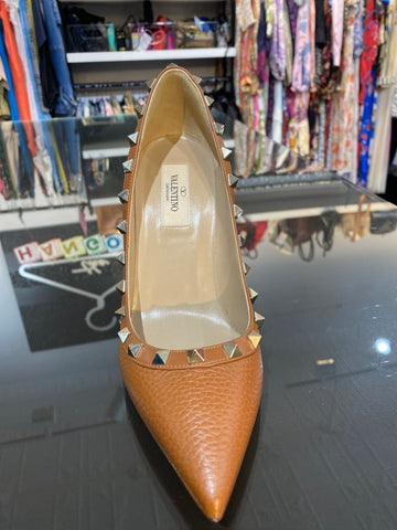 Valentino Cognac Pebbled Leather Rockstud Pump with Gold Hardware
