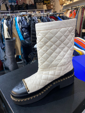 CHANEL Ivory Quilted Lining Leather Toe Shearling Lined Boots Chain Around