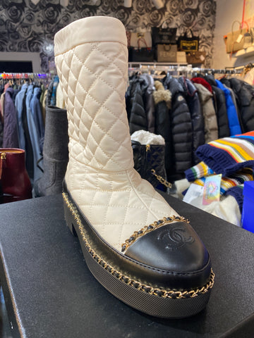 CHANEL Ivory Quilted Lining Leather Toe Shearling Lined Boots Chain Around