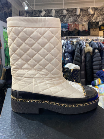 CHANEL Ivory Quilted Lining Leather Toe Shearling Lined Boots Chain Around