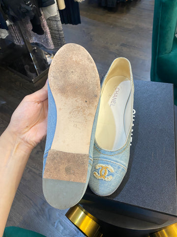 CHANEL Light Wash Denim Flats with Cognac CC