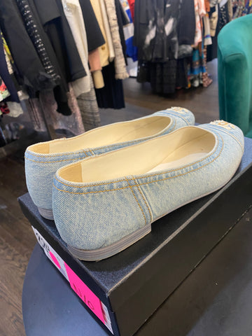 CHANEL Light Wash Denim Flats with Cognac CC