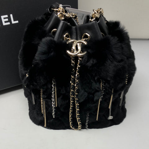 Chanel Pre-owned 2023 Small Chain Drawstring Bucket Shoulder Bag - Black