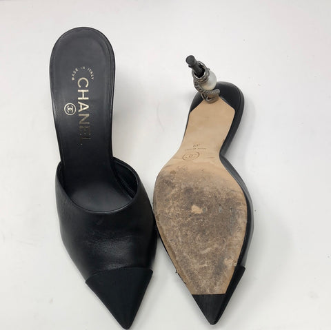 【CHANEL】Agneau Noir ミュール ☆送料込み Chanel Black Leather Mules with Snake and Pearl Heel – The